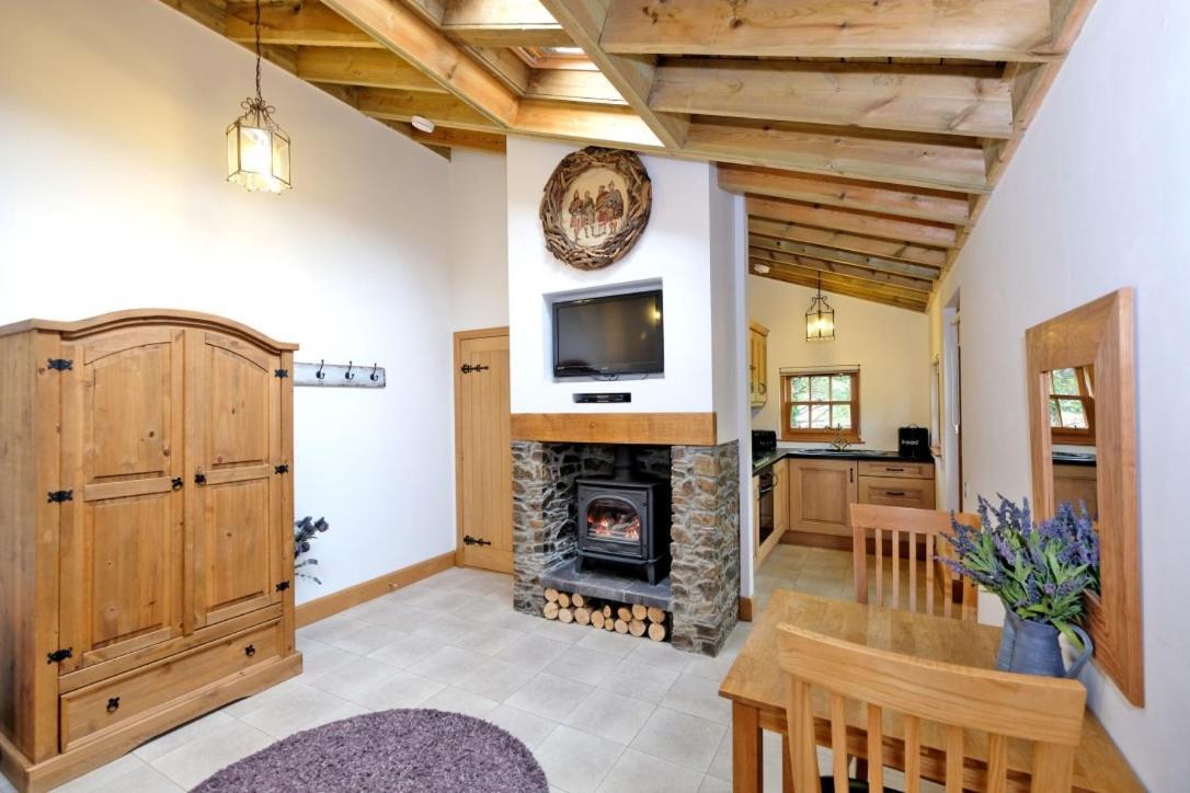 Entire Unique Tiny House - Moss Cabin Banff Esterno foto